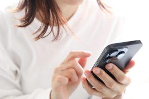 神保町野本歯科医院で、スマホが原因で歯が痛む原因について解説