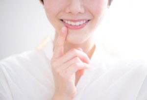 神保町野本歯科医院で、前歯の欠けを治したのに、すぐに取れてしまうケースについて解説
