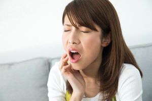 神保町野本歯科医院で歯の痛みに正露丸が効く理由と絶対やってはいけないNG行動について解説