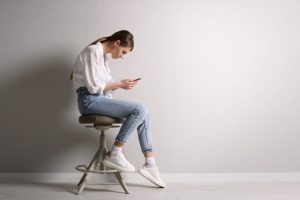 神保町野本歯科医院で、スマホが原因で歯が痛む原因について解説