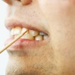 神保町野本歯科医院で、つまようじのリスクについて解説