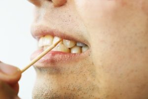 神保町野本歯科医院で、つまようじのリスクについて解説