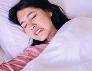 神保町野本歯科医院でお酒を飲むと歯や歯ぐきがズキズキ痛む原因は？当日・翌日の痛みのメカニズムと対処法について解説