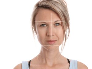 顔の歪み、顎の痛みは「片側噛み」が原因？片側噛みのリスクと、今日からできる改善法